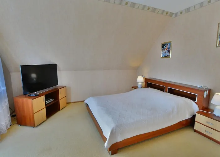 With Sauna, Right On The 尤斯托尼莫斯基