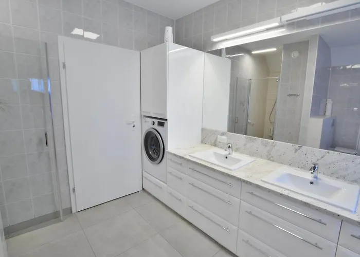 With Sauna, Right On The 尤斯托尼莫斯基