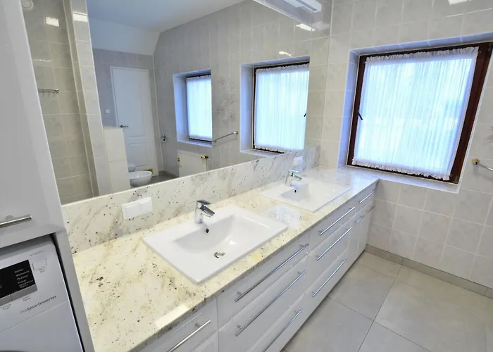 With Sauna, Right On The 尤斯托尼莫斯基